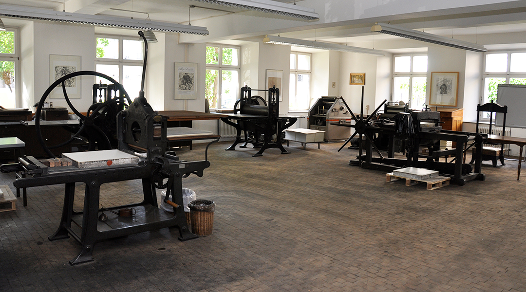 Blick in die Druckhistorische Werkstatt des LDBV. ZU sehen sind einige historische Druckmaschinen.